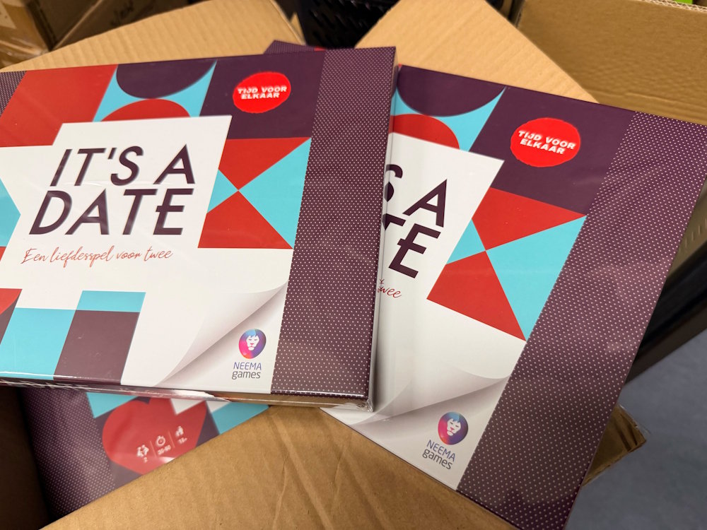 Productafbeelding: voorkant van It's a date - 12 stuks met lichte beschadiging